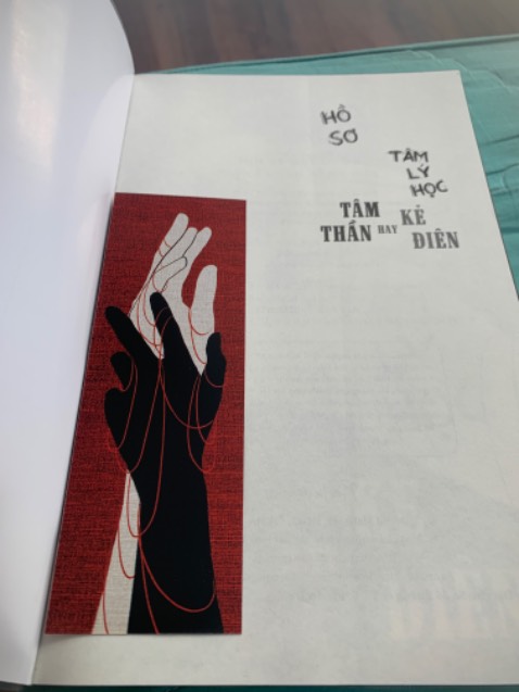 Mình mua phải sách giả trên sàn Tik*** (hình cuối) nên phải lật đật mua lại sách thật trên Tiki. Sách in siêu xịn, được tặng bookmark, Tiki giao nhanh bọc sách đầy đủ. Nội dung sách viết về 13 căn bệnh tâm lý của 13 người bệnh khác nhau đọc rất cuốn nhưng cũng buồn khóc hết nước mắt, mình đọc 400 trang trong 2 ngày luôn. Nếu bản nào thích kiểu trinh thám hơi suy luận hoặc tò mò về các loại bệnh tâm thần cũng như nguyên nhân thì siêu khuyên dùng nên mua cuốn này nhen Mình mua phải sách giả trên sàn Tik*** (hình cuối) nên phải lật đật mua lại sách thật trên Tiki. Sách in siêu xịn, được tặng bookmark, Tiki giao nhanh bọc sách đầy đủ. Nội dung sách viết về 13 căn bệnh tâm lý của 13 người bệnh khác nhau đọc rất cuốn nhưng cũng buồn khóc hết nước mắt, mình đọc 400 trang trong 2 ngày luôn. Nếu bản nào thích kiểu trinh thám hơi suy luận hoặc tò mò về các loại bệnh tâm thần cũng như nguyên nhân thì siêu khuyên dùng nên mua cuốn này nhen