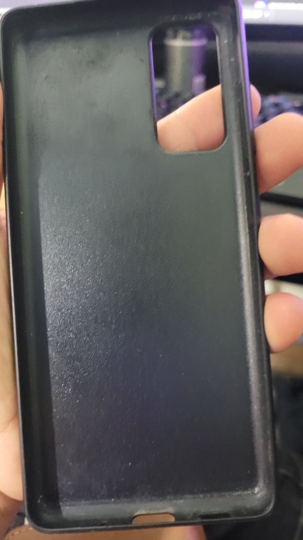 khá là cứng và cầm đầm tay. nhưng đường chỉ dễ bị bung. k biết hàng chính hãng hay hạng chính hãng bên kia biên giới.