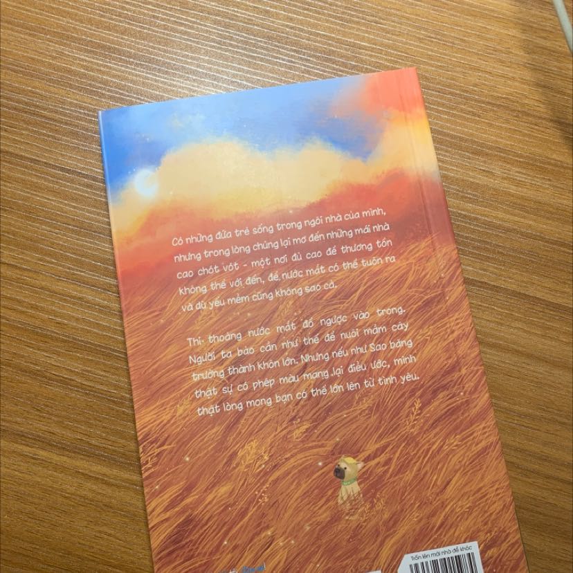 Hơi buồn vì mặt sách có vết xước nhẹ, chứ bìa thì rất đẹp, lại đưỡ kèm bookmark nữa