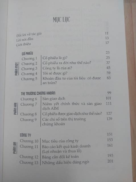 Quyển sách là cẩm nang giới thiệu tổng quan nhất về thị trường chứng khoán dành cho mọi người để tham khảo trước khi tham gia như: Sự hình thành thị trường, các thuật ngữ liên quan, những lời khuyên để đánh giá cổ phiếu của một công ty. Về hình thức thì bìa rất đẹp, trình bày rất rõ ràng và dễ hiểu.