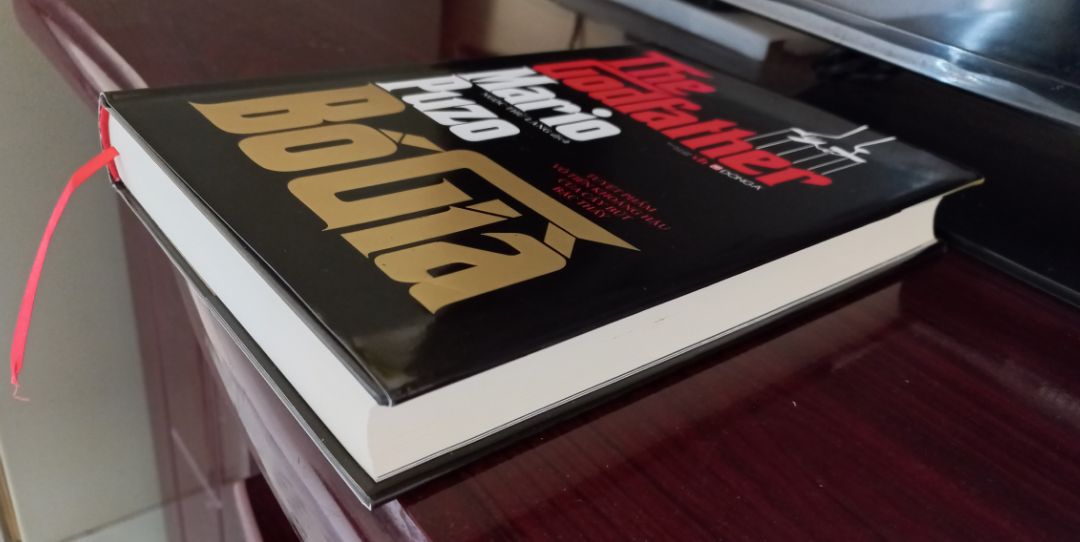 Một tác phẩm về Mafia nhưng đặc biệt đề cao tình cảm gia đình. Sự bản lĩnh và cái khí chất đàn ông mà ai cũng phải say mê, cách mà con người ứng biến trước khó khăn, biến cố bằng một cái đầu lạnh với những âm mưu, toan tính hoặc sự nóng nảy hay hèn nhát của từng thành viên đều có sức hấp dẫn riêng. Đương nhiên là không thể thiếu những bài học sâu sắc, thực tế. Đây là cuốn sách nhất định phải đọc và:  "Tiki luôn là chỗ uy tín nhất để chọn mua sách, giá tốt, giao hàng cực nhanh, chất lượng là số 1".