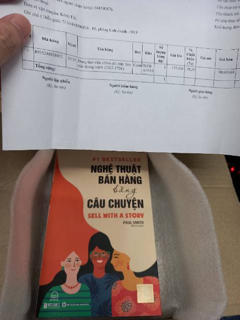 Tôi mua quyển sách A nhưng lại giao quyển B. Phản hồi chat, gọi điện cả ngày không ai trả lời. 
Tại sao lúc lấy tiền giao hàng thì nhanh thế, trước cả lịch hẹn.
Khách claim thì ko thấy ai.
Quá bức xúc.