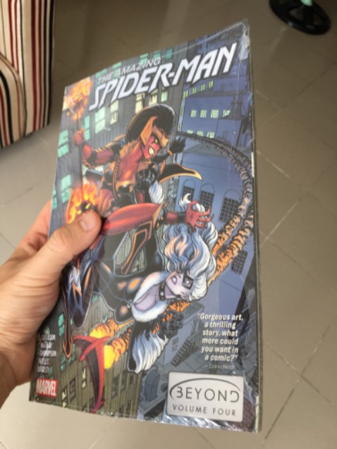 Hàng mới chưa bị bóc, không có lỗi. Tranh vẽ bố cục đẹp. Giấy in tốt. Nội dung tươi mới không giống như những gì đã đọc đã biết về Người Nhện nhưng cũng đừng kỳ vọng một cái gì quá sâu sắc khi tác phẩm của nó vẫn nhắm đến đối tượng khách hàng cụ thể. Tập 4 chưa phải tập cuối.