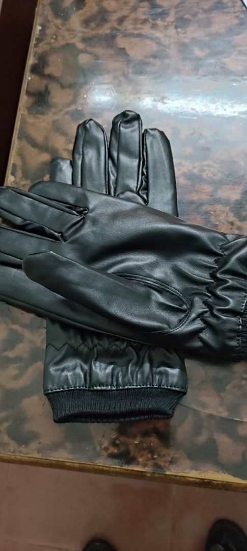 Đã nhận được hàng, sản phẩm đẹp, mềm mại, ấm áp. Lướt điện thoại tốt, tuy vậy găng tay hơi nhỏ nếu anh nào tay to thì hơi chật. Hài lòng về sản phẩm.