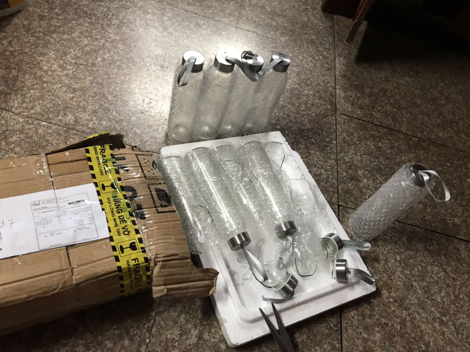 Giao hg bị vỡ... khi nhận mình bảo với giao hàng rằng bị vỡ vì nó có tiếng kêu khi bê vào hộp,, họ nói k sao,, ,, khi gọi họ quay lại xem k dám nghe máy,,, biết vậy k nhận ; giờ sao ...bực mình ghê và thấy *** hơn khi mua hg trên mạng