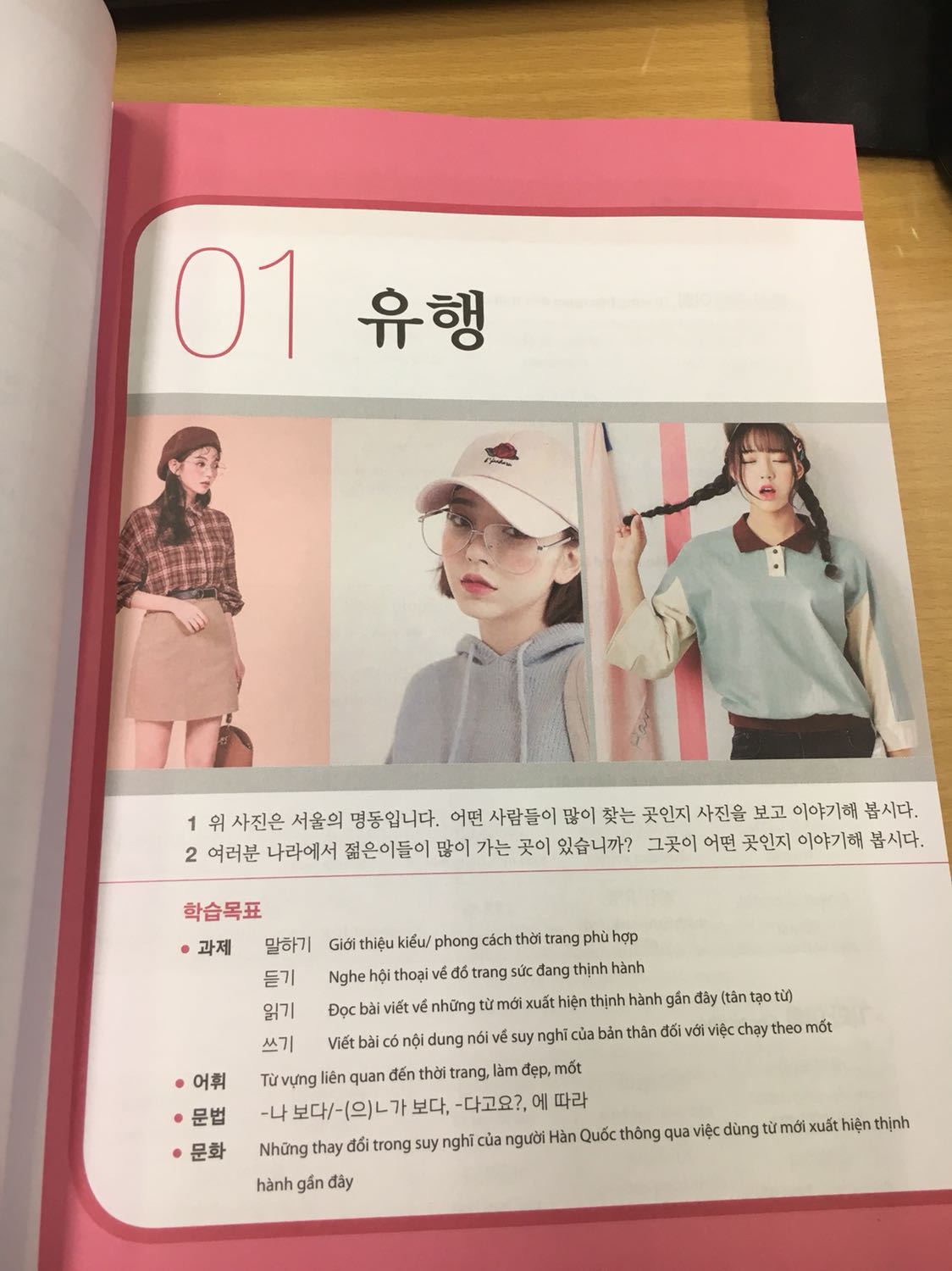 Sách chuẩn đẹp đến từng milimet, giao hàng nhanh dù trời mưa gió, mua được giá sale Hội sách nên rất thích ạ.