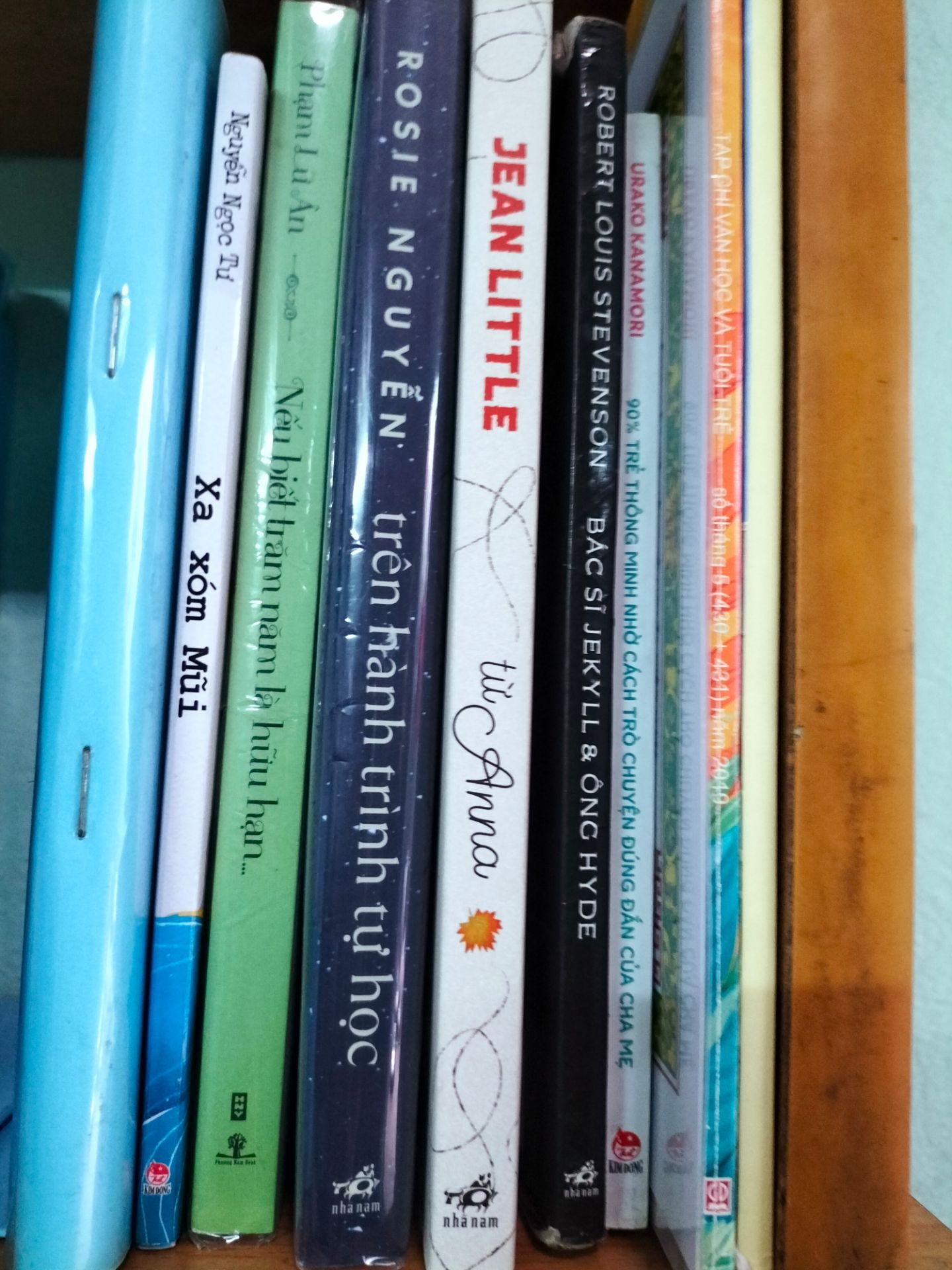 Mình không bàn về nội dung sách, chủ yếu mình chỉ đánh giá cho Tiki thôi. Sách mình mua trong đợt Dọn kho Nhã Nam mới đây, Tiki giao hàng nhanh, đóng gói mình không hài lòng vì chưa có miếng chống sốc, may là sách mình vẫn không nhăn góc, tạo nếp vì thậm chí 2/3 số sách mình đặt vốn đã không có seal của Nhã Nam. Nhìn chung thì mọi thứ vẫn ổn, đây là góp ý của mình đến Tiki, hi vọng sớm được cải thiện, bản thân mình rất quý sách mà đóng gói không cẩn thận vậy xót lắm hic🥲