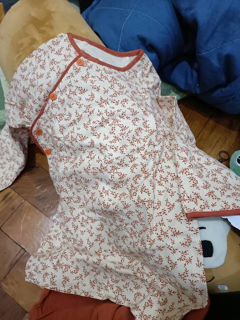 Chất liệu vải dày dặn, hình hoa văn sắc nét y hệt mô tả, shop giao hàng nhanh. Khổ nỗi ko biết bé nhà mình có mặc vừa không vì book xong mới đo lại con thì thấy nó to ra so với trí nhớ của mình vào thời điểm đặt hàng