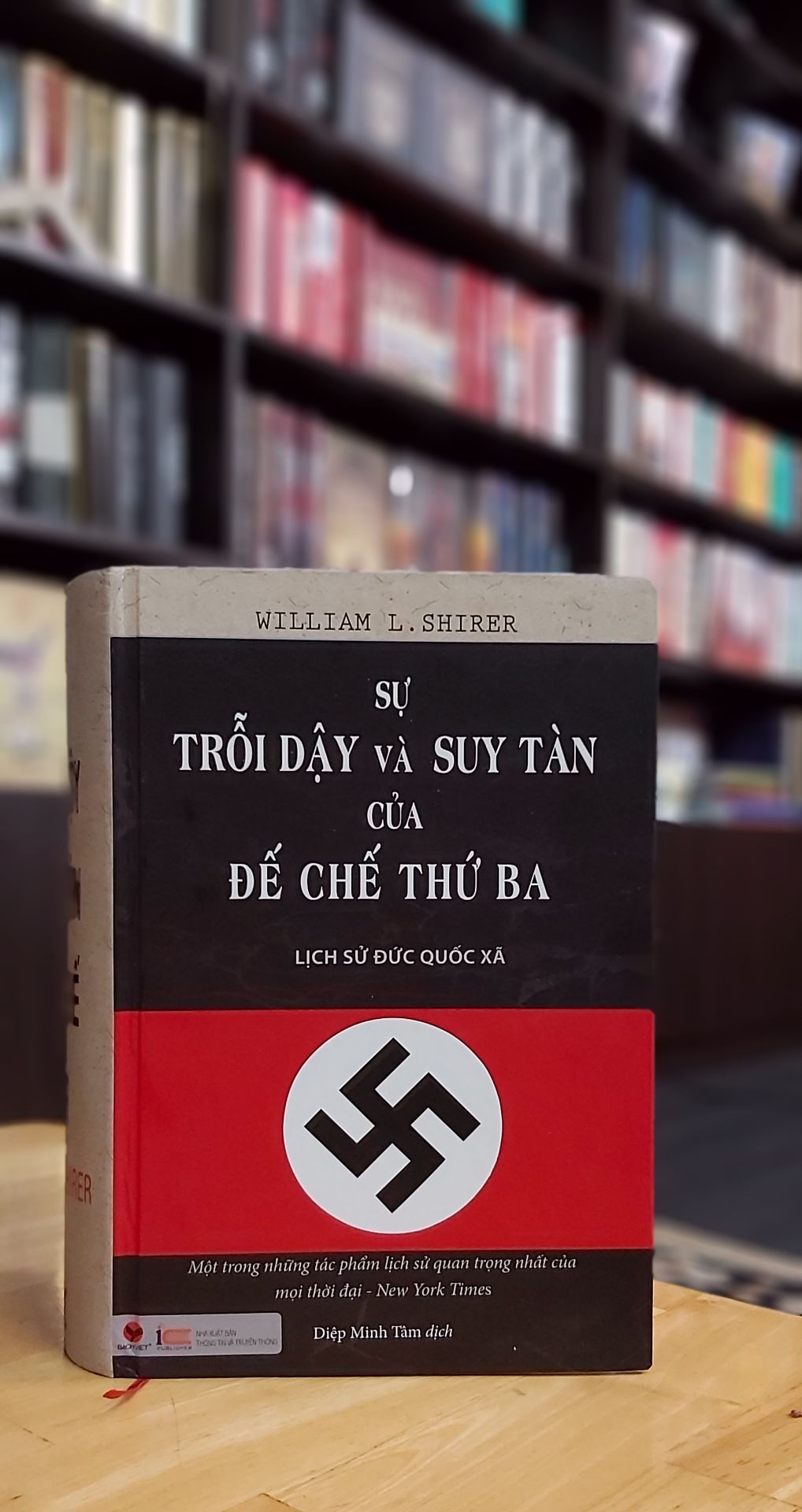 "William L. Shirer đã có cơ hội được quan sát, tường thuật cuộc sống của Đức Quốc xã từ năm 1925 khi làm một phóng viên tác nghiệp ở đây, cùng với đó ông còn được tiếp cận các nhà lãnh đạo Đức Quốc xã hàng đầu. Sau chiến tranh, ông tham dự các phiên tòa xử tội phạm chiến tranh. Ông đã bỏ ra 5 năm rưỡi để rà soát từng đống tài liệu. Từ những nguồn này và cũng từ thông tin tự thu thập ở Đức và Châu Âu trong hơn 4 thập kỷ, ông đã tổng hợp nên một thiên sử liệu của một trong những thời kỳ hãi hùng nhất trong lịch sử nhân loại. Từ khi được xuất bản năm 1960, nghiên cứu bất hủ của William L. Shirer về để chế của Hitler đã được ca ngợi rộng khắp như một hồ sơ cuối cùng về những thời khắc đen tối của thế kỷ XX. Cùng với hàng triệu bán in được phát hành trên toàn cầu, nó sự là một Công trình đầy sức sống và có giá trị bền lâu."