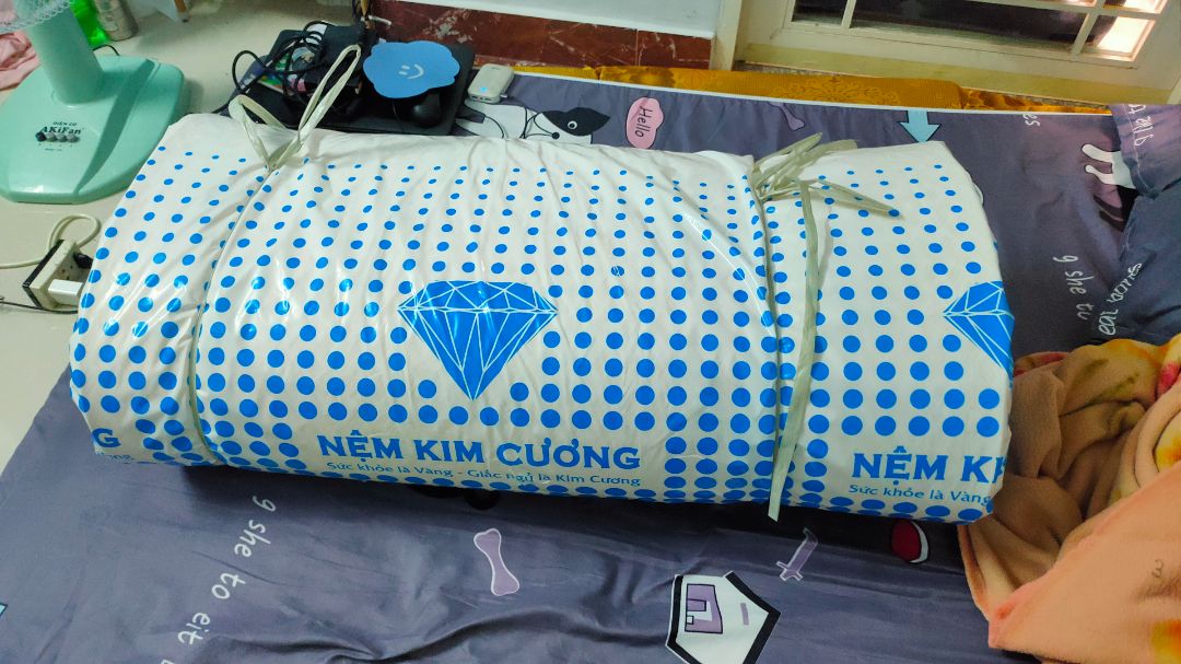 giao hàng nhanh như *** dí. đặt 12h trưa 4h nhận hàng. nệm đúng hàng chính hãng. nằm êm. nên mua nha. 
bữa mua 1mx5cm mà được giảm giá còn3230.