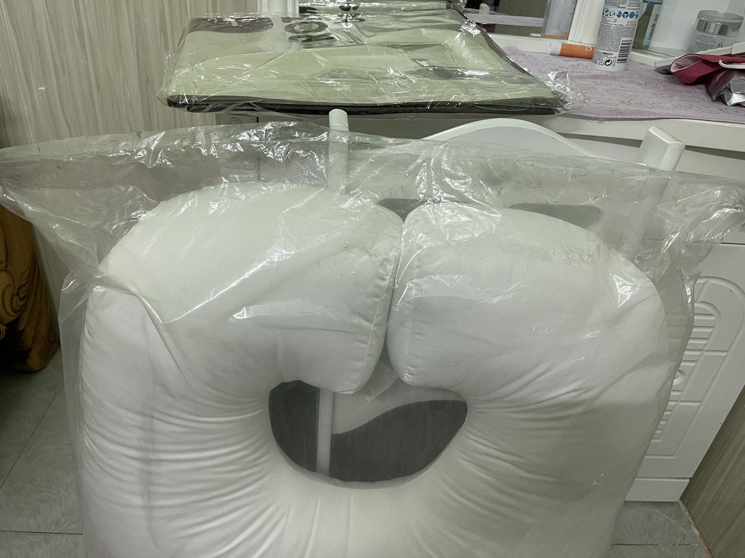 Hàng được đóng gói quấn sơ sài, hở đầu, túi ni lông bọc gối bị dơ và lủng lỗ, gối phòng sẵn không còn hút chân không.