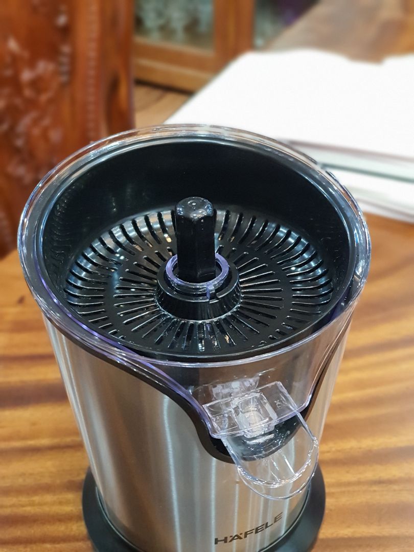 Mới đầu mình không định mua vì giá hơi cao so với các hãng như Lock&Lock và Philips nhưng sau khi mua về thì rất hài lòng. Máy thiết kế đẹp, chắc chân, nhỏ gọn và chạy rất êm, vắt nước rất nhanh và không bị to như các loại giá rẻ. Vệ sinh cũng rất gọn và nhanh.
Máy là loại vắt cam và chảy trực tiếp ra cốc nên khay chứa nếu để chế độ khoá vòi chảy chỉ chứa được 3-4 quả cam là đầy.