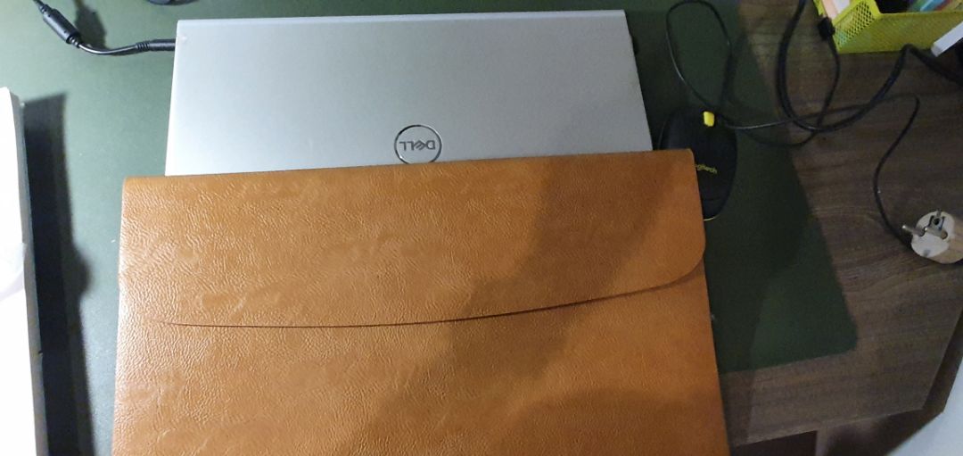 Hàng đẹp, vừa vặn máy Dell 15.6 inch, đường may chắc chắn, chỉ chưa biết dùng có bền không nhưng chất liệu túi có vẻ tốt.