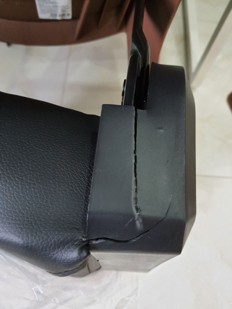 Miếng chắn bị bể, không ảnh hưởng tới kết cấu ghế nhưng hàng nhận mới thì không trọn vẹn cho lắm. Miếng chắn bị bể, không ảnh hưởng tới kết cấu ghế nhưng hàng nhận mới thì không trọn vẹn cho lắm.