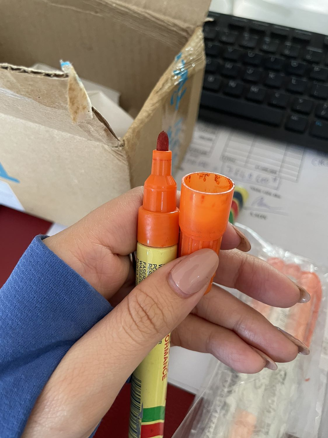 Mua Mấy cây viết mà có cây màu cam nhìn cũ như đã sử dụng rồi vậy á, lem luốt, vỏ cũ,... nói chung khá thất vọng về sản phẩm