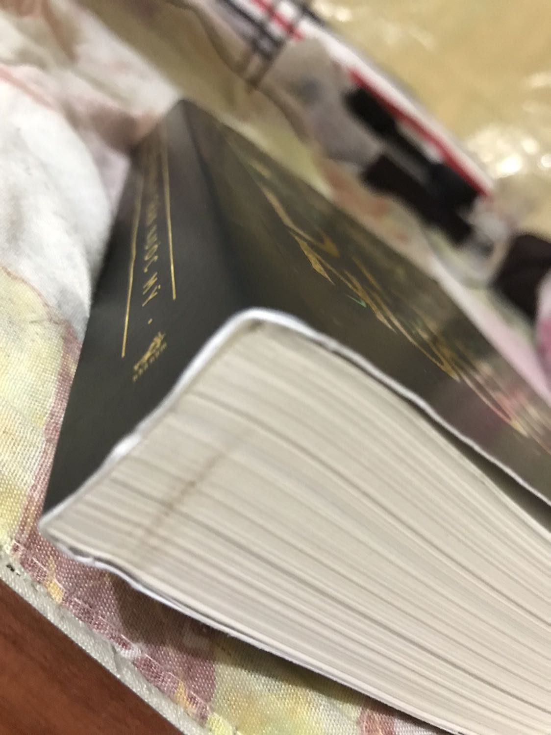 Sách rất bẩn, quăn mép 4 góc bìa cả 2 mặt, bong keo bìa nhẹ. Sách không bọc chống sốc hay chống nước, chỉ bỏ trong hộp xốp, mới nhận hàng mà cái hộp đã nhăn nhúm như trải qua 77 kiếp nạn như này đây.