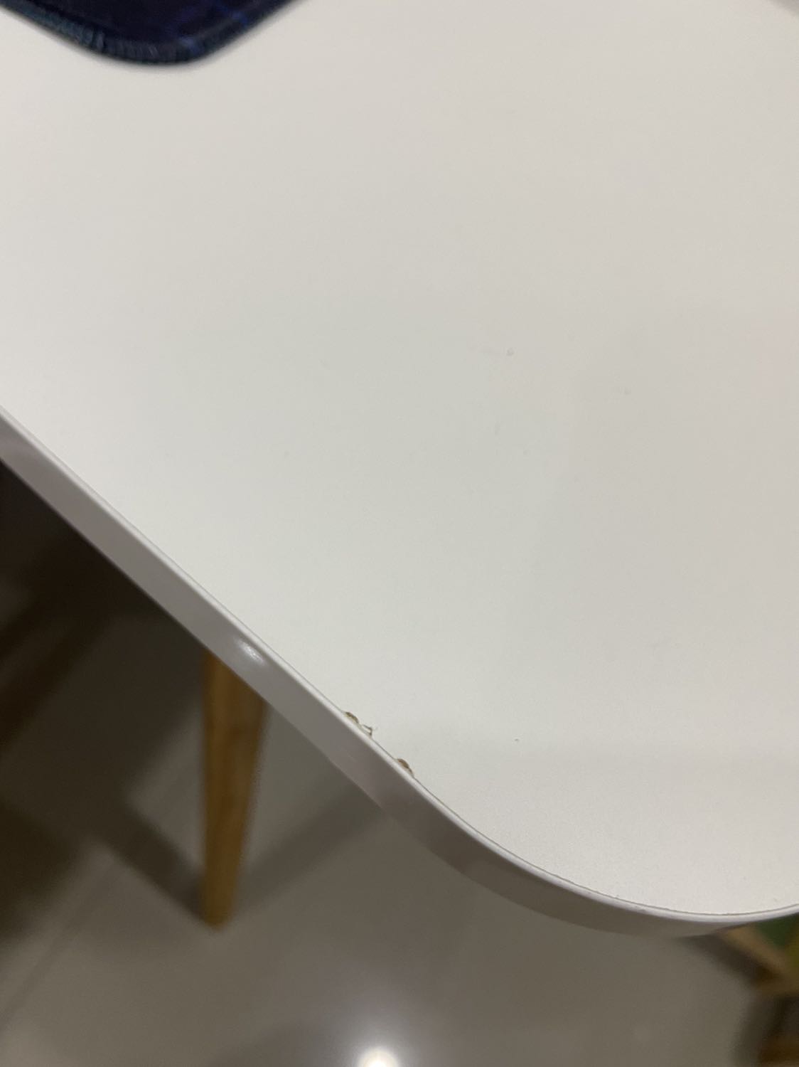 Uầy. Cứ tưởng shop ở SG. Nhận hàng mới biết đi từ HN. 
Mình đặt hàng ngày 30/10. Nay 5/11 mình nhận được hàng. Vì cần bàn gấp nên cũng hóng quá. 
Mình đặt bên shoppee sp tương tự cũng của igea nhưng 10 ngày mà bên vận chuyển k tới lấy hàng cho mình. Nên mình huỷ và đặt bên tiki. Giá rẻ hơn 50k vì được áp mã km. Còn k phải lo vấn đề phí ship.
Về sp thì bàn lắp hơi đau tay, mình con gái vặn tua vít phồng tay luôn. 
Mặt bàn với cạnh bàn có vài vết xước với tróc sơn.
Bàn hơi yếu. Dù mình đặt ngay góc và kế bên là kệ nhưng vẫn k vững. Hơi lung lay. Nói chung là cũng khá ok