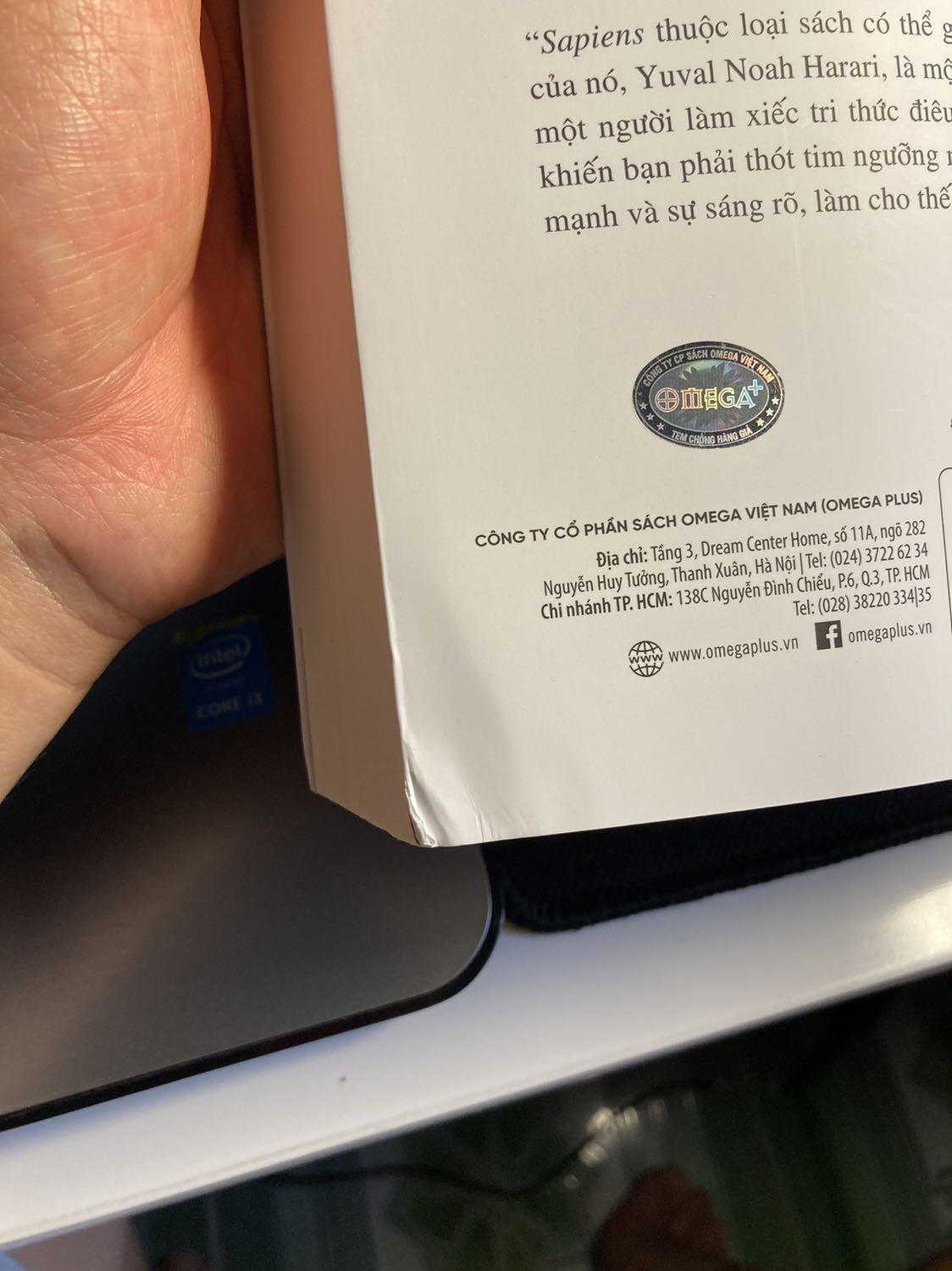 Sách đen thì không được bookcare , còn sách trắng thì có. Liệu có phải do mình mua gói hội viên tiki nhưnh ko có bookcare nên không được không. Sách đen có hơi xước bên ngoài .
Sách trắng bị hơi bẹp 1 số chỗ . Nội dung sách hay , sách dày bìa đẹp