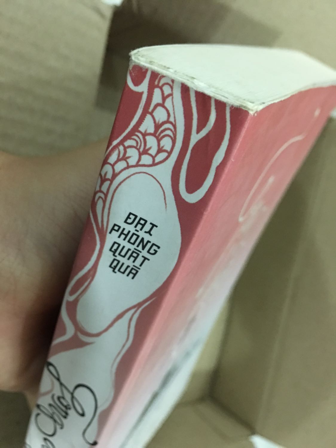 Tiki giao hàng ngày càng ẩu tả, người mua/người đọc lựa chọn tiki là vì sự tín nhiệm, vậy mà giao hàng thế này đây, đến cả miếng xốp chống xốc cũng chả có, sách lại bẩn, góc sách cũng cong vòng, bong tróc, dù quyển sách nguyên vẹn, quẳn đại vào thùng rồi giao đến tay người dùng thì cũng đủ hỏng rồi :)))) mà nói thật cũng chả phải mỗi quyển này hay mỗi lần này :))) sau gần 4 năm sử dụng tiki, ngày càng nhận rõ, tiki gần như chỉ còn vẻ ngoài chất lượng kém xưa nhiều rồi