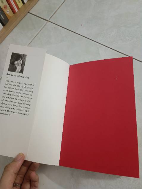 Nội dung sách thì mình chưa đọc, mở sách ra thì có thêm 1 tờ bìa phụ màu đỏ rất đẹp, chất lượng giấy tốt, nhưng không hiểu sao cuốn sách của mình có một chỗ giống như bị lem mực. Góc sách bị nhăn một chút do quá trình vận chuyển, mình mua sách của Tiki mấy lần rồi, hầu như lần nào Tiki vận chuyển sách của mình cũng bị nhăn hết. Đành chấp nhận vậy.