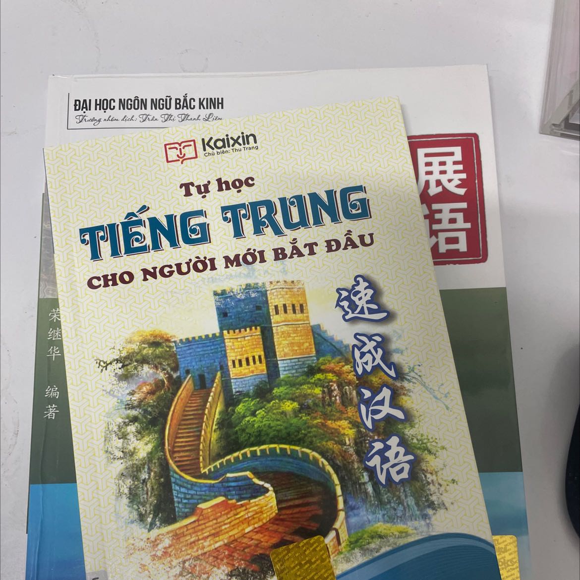 Giao hàng nhanh, tiki luôn đóng gói cẩn thận
Sách có phần dịch tiếng anh 
rất thích hợp bạn nào mới học tiếng Trung
Sách được in màu rất đẹp