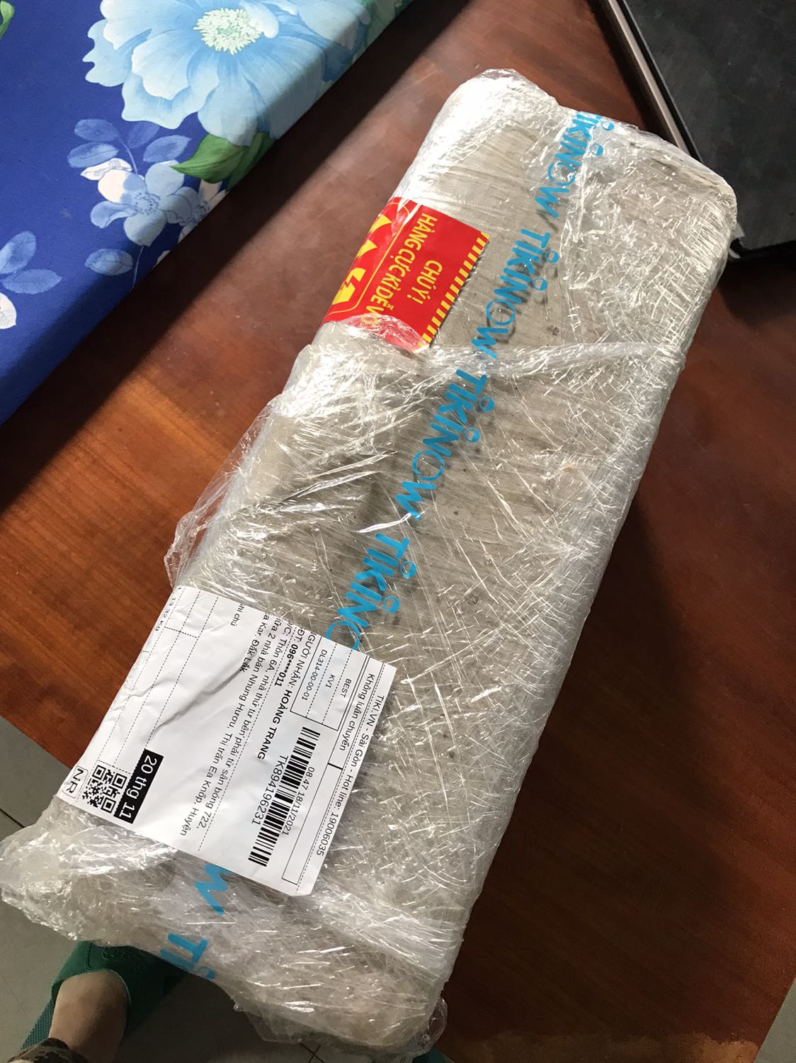 Bảo thứ 7 giao hàng thì sáng thứ 7 đã thấy anh shipper đứng trước ngõ, mua hía sale trên tiki cũng bằng giá hay mua, được cái được freeship nên không phải vất vả như mua ở ngoài. Đóng gói kĩ, được bọc 1 lớp cát tông ở ngoài thùng rồi bọc nilon nữa, mùa mưa này thì quá là tốt.
