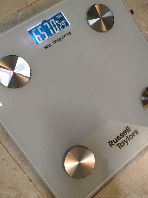 Mua thảm yoga với cái cân này về chủ yếu đo mỗi ngày xem nó giảm dc bao nhiêu, thấy giá rẻ mà chức năng đầy đủ quá nên mua loại này luôn, kết nối app ok, app cũng dễ sử dụng. Lưu dc nhiều người luôn. Mình có so cân này với các loại khác. Cân rất chuẩn và chính xác. Có một điều thắc mắc sao giá rất rẻ lúc đầu mua cũng sợ hàng dỏm. Nói chung là rất đáng mua nhé. Recommend cho mọi người.