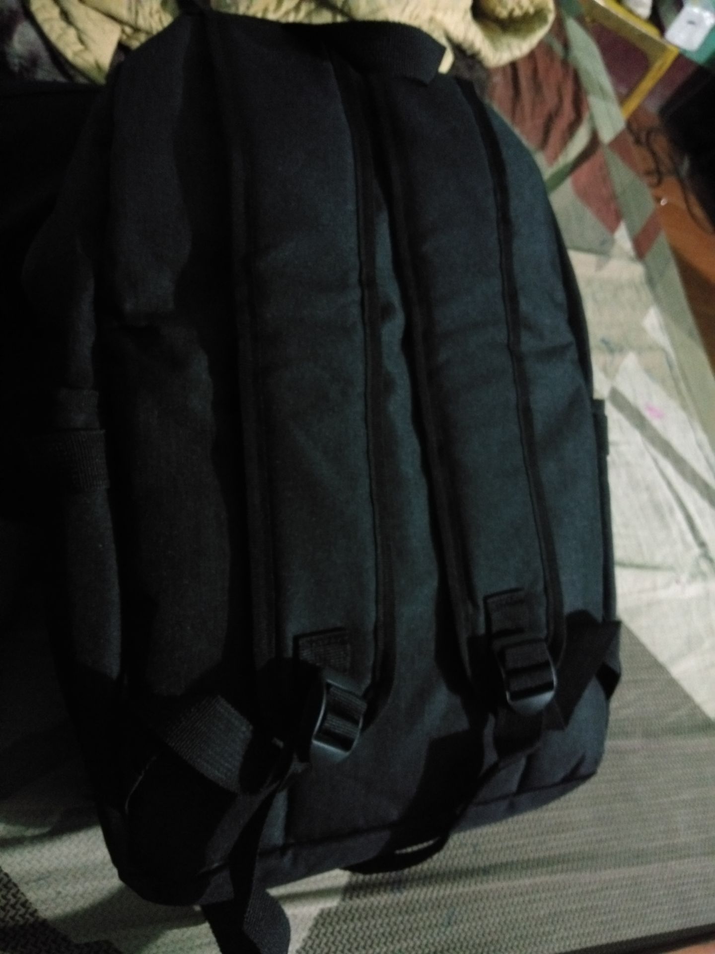 Sản phẩm y hình. Vải cứng vừa phải. Cặp đựng vừa in lap gaming 15.6 inch (lap gaming thì dày với to hơn lap văn phòng rồi) nên mn yên tâm là cặp chứa được bất kì lap nào 15.6 inch nhé. 
Vì sự chất lượng nên mình viết nhận xét này để những người mua sau tin tưởng hơn :). Còn về thời gian sử dụng cặp thì phải update sau rồi.
P/S: tiki giao hàng nhanh. Mình đặt hôm 18/2, dự kiến 24/2 mà chiều nay đã có. Rất hài lòng luôn ạ.