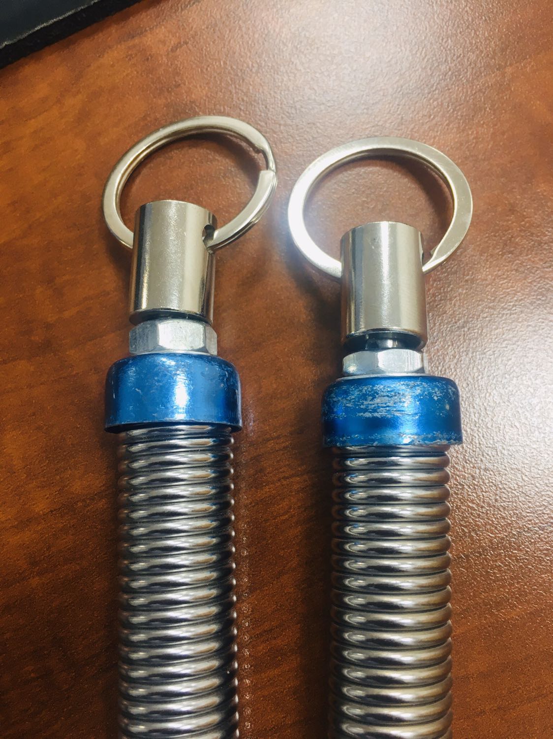 Đặt mua hàng mới, tin tưởng đến mức thanh toán trước  luôn, giao hàng thì cũ tróc sơn như đã qua sử dụng. (như hình), quá thất vọng. Thề sau này ko bao giờ mua hàng của Tiki nữa, nếu có mua cũng ko trả tiền trước. Đã mua Tiki rất nhiều nhưng lần này làm ăn quá tệ.