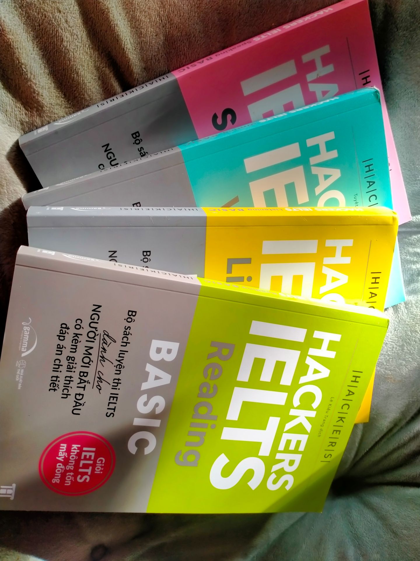 Giao hang nhanh, do dính ngày lễ nên chậm mất 2 ngày .
Đóng gói hơi sơ sài,  sách bị móp 1 xíu bên phần bìa. 
Sách khá ưng ,nhìn đẹp mắt mong rằng mình sẽ chinh phục lại môn tiếng anh này ❤