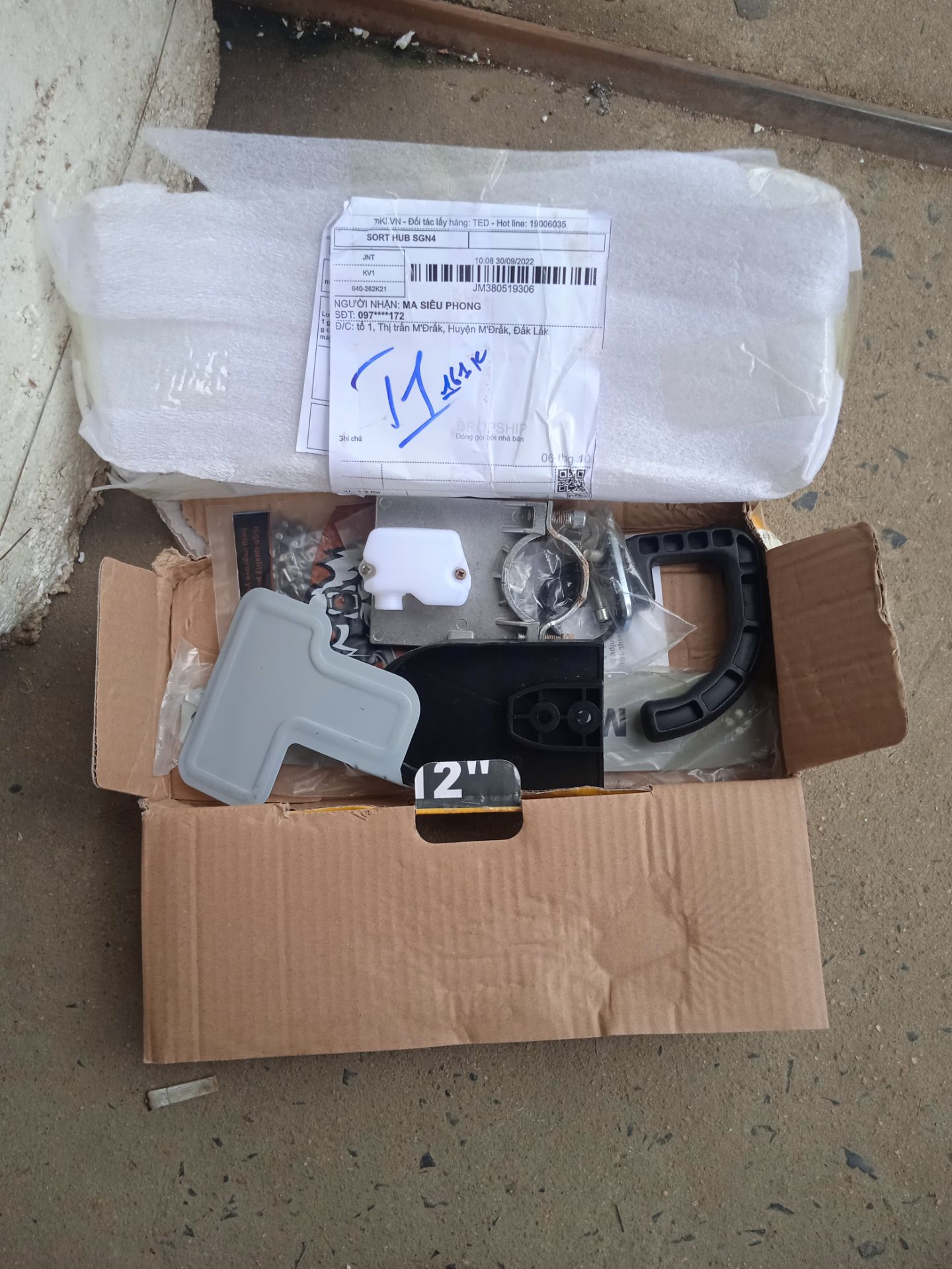 giao hàng thì ok đúng mẫu mã và rất cận thẩn đúng theo tg giao dịch  đặc hàng độ bền thì chưa tét thử nhiều nên chưa biết  còn có 1 điểm trừ là gần bình dầu  có ốc hơi bị RÍ 1 chúc cho sop 4sao là hợp lý nhất có ảnh thực tế mới khui hàng vào lúc 10 giờ ngày 05/10/2022