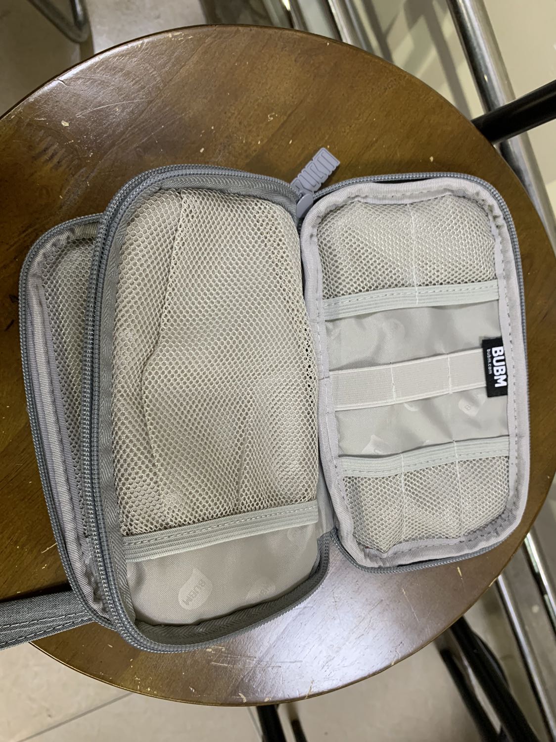 Túi nhỏ gọn, ổn áp, chất liệu chấp nhận được, nhiều ngăn để đựng nhiều dây, củ sạc nhỏ. Chống chỉ định chứa sạc cỡ lớn như sạc laptop vì bị phồng và cấn dây khó kéo khoá.
Về độ bền thì dùng một thời gian đã ời đánh giá tiếp.