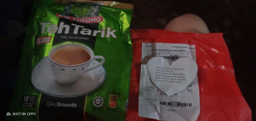Chắc do vận chuyển gần nên shop đóng gói hơi xơ xài, cũng may là ko ảnh hưởng đến chất lượng sp. Gói trà sữa bên trong rất to tới 40g, lại đc hút chân ko nên vô cùng yên tâm về chất lượng sp. Hàng chính ngạch Mã Lai nhé, vị trà sữa khá thơm ngon, ko quá ngọt. Shipper thân thiện nhiệt tình, lịch sự. Thanks!!!