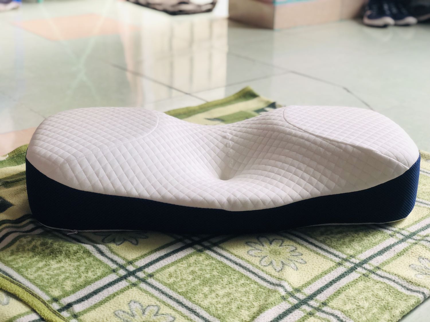 Gối chất liệu cao su non êm, nằm dễ chịu, nằm ngửa hay nghiêng người đều thoải mái. 

Có vấn đề là shop đóng gói hơi sơ sài, đóng gói vào túi nilon, sơ ý cái là rạch 1 đường vào vỏ gối, không còn đẹp nữa. Nên đóng vào hộp các tông cho chắc chắn.

* NÊN bán thêm vỏ gối thay thế, khi bị bẩn, còn có cái thay!!