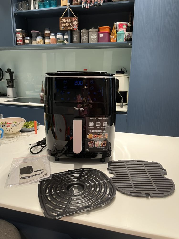 Nồi to hơn nồi cũ nhà mình nên rộng rãi hơn. Bên ngoài nhựa bóng đẹp sạch sẽ, dễ lau chùi, khay chống dính đỉnh quá, mình nướng, chiên xong để nguội bớt rùi ngâm rửa rất dễ. 
Có kèm thêm khay nướng bằng gang đã lắm, mình nướng thịt mềm thơm mà ko bị khô. Chức năng hấp mình chưa thử nhìu, mới hấp cá và hâm lại bún trụng thui mà thấy êm. 
So với nồi mình từng xài trong 2 năm qua thì nồi này hơn hẳn.