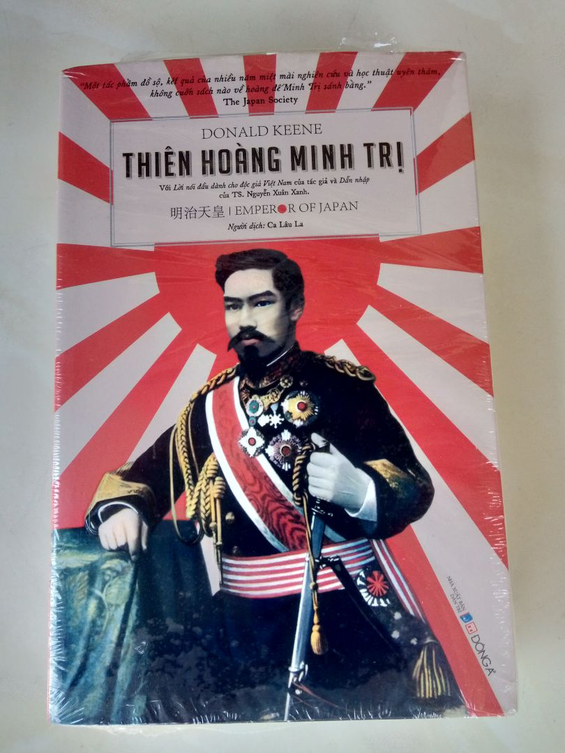 Sách đẹp có một số trang hình ảnh minh họa màu rất đẹp, trang giấy vàng chống lóa ,tuy nhiên font chữ hơi nhỏ đọc mau mõi mắt.