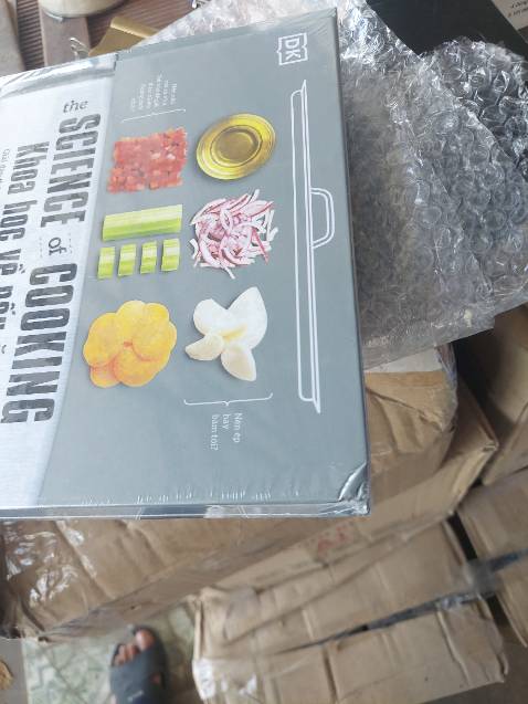 Sách đẹp, giấy in xịn, màu rỏ nét. Nội dung khá hữu ích, nâng cao hiểu biết với những thực phẩm quen thuộc. Giao hàng rất nhanh, đóng gói cũng ok nhunge khui ra thù bị móp góc. Mà mua và đọc sách vì nội dung chứ ko vì cái mác đẹp nên cũng ko ảnh hưởng gì nhiều. Sách trên tiki luôn rẻ hơn giá bìa, tiết kiệm được chút đỉnh trong lúc vật giá phi thiên