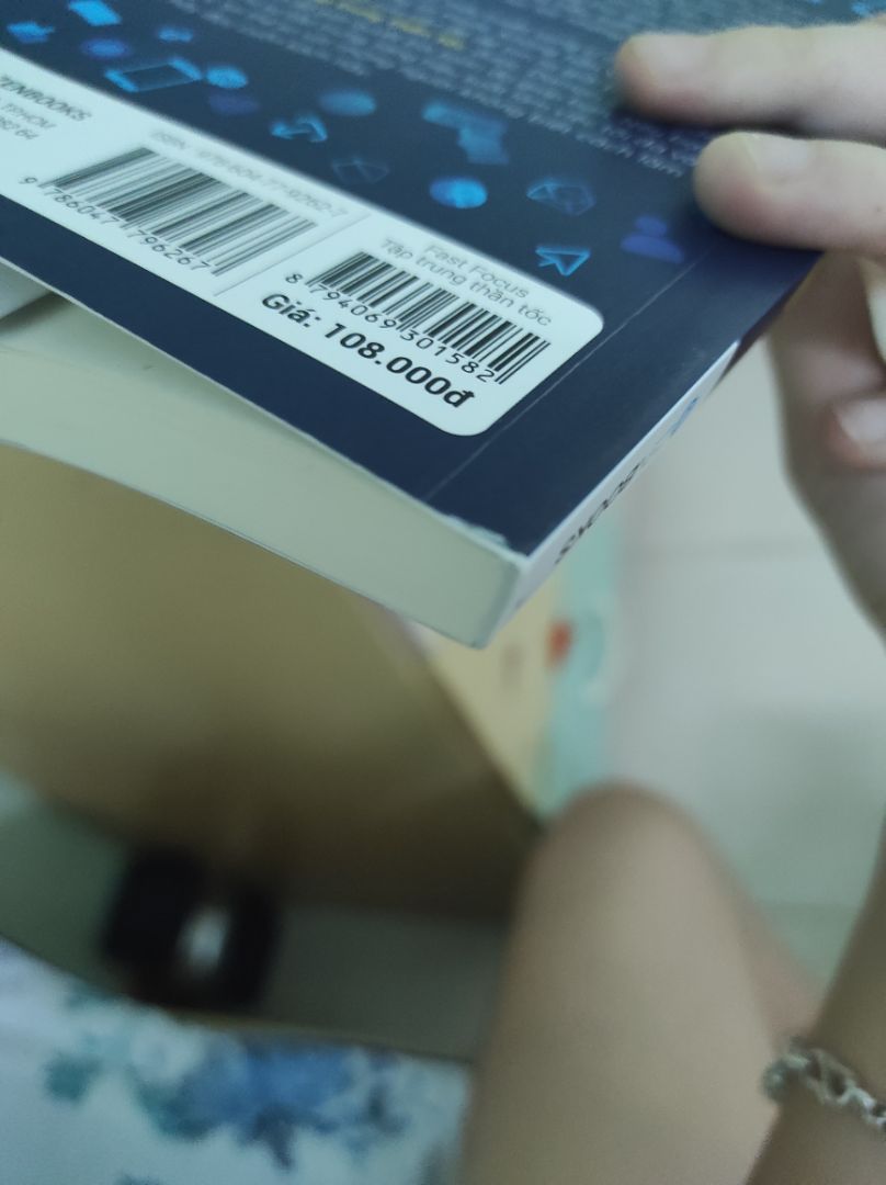 tróc bìa lủng 1 chỗ như sách cũ