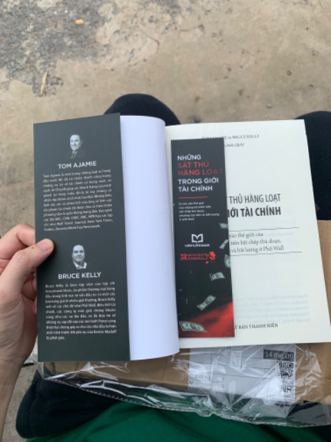Sách chia sẻ nhiều sự kiện có thật, phân tích mổ xẻ để người đọc nhận ra được các mánh khoé của những kẻ *** đảo tài chính mình đọc thấy khá thú vị.
Tuy nhiên, không biết có phải do mình là người ngoại đạo hay không mà có vài cụm từ mình đọc bản dịch thấy chưa hiểu được ý, vài đoạn câu từ trúc trắc không xuôi lắm và khá nhiều phần có những câu từ bị lặp lại kiểu dịch theo từng câu từng chữ nên mình thấy nội dung bị bớt đi vài phần hấp dẫn so với những gì giới thiệu trong lời mở đầu.