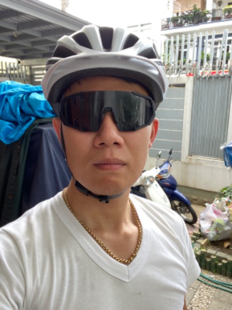 Mũ hơi nhỏ so với đầu mình, ai đầu to nên chuyển sang loại XL. Tiki giao hàng hơi lâu so với dự kiến.