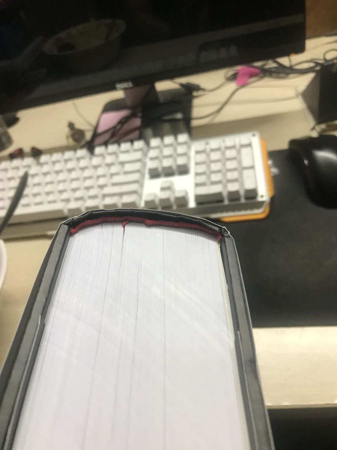 Mình mua đồ ở tiki cũng khá nhiều. Tuy nhiên lần này nhận được sách thì không được hài lòng cho lắm. Đành rằng đơn hàng của mình bị trễ mấy ngày nhưng không ngờ lại giao cho mình sách như sách cũ vậy, bọc nilong bên ngoài sách thì bị rách bụi bám đầy. Bên trong thì như hình mô tả. Thực sự hơi thất vọng về lần này