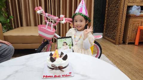 Mua về tặng sinh nhật con gái thích lắm. Xe nặng nhưng đạp nhẹ, trọng tải đc 100kg người lớn cg ngồi đc.