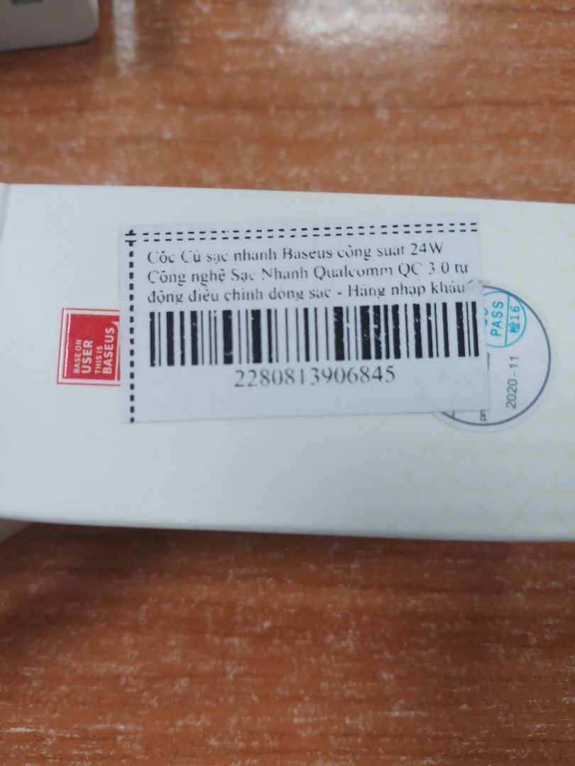 Mình nhận hàng mới đó nhưng không phải là  từ kho ra mà giống như là lấy hàng mẫu nhét  hộp đó. Hàng là cốc sạc nhanh 24W tuy nhiên nhìn cốc sạc thì ko có chỗ nào là ghi 24W cả. Mình có mua 1 sản phẩm khác 20W thì rõ ràng lắm. Mình có gửi hình kèm theo. Tuy nhiên vẫn cho 4 sao vì shiper nhiệt tình