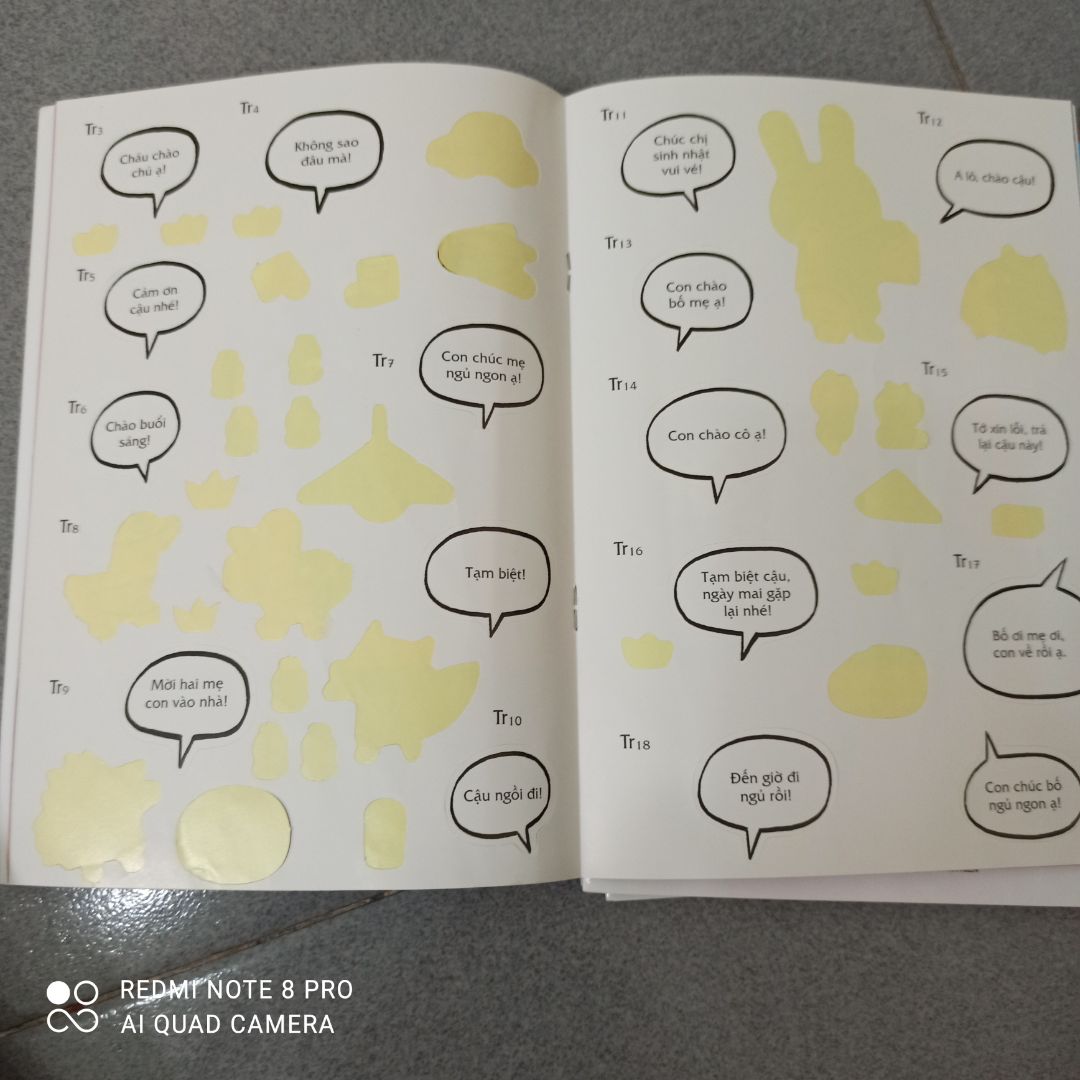 Theo mình thì ba mẹ đừng hy vọng quá nhiều vào bộ này. Bộ sách thiết kế cho 3 tuổi trở lên nên có những mục bé làm được và không làm được. Ví dụ có mục bé phải biết đọc. Mỗi trang gồm phần bóc dán ở trên và phần tương tác bên dưới. Bóc dán có cái bé không biết nhưng vẫn dán được vì có nền ở bên dưới. Phần tương tác thì gồm tô màu, tìm điểm khác nhau, ghép cặp, tìm món không phù hợp... Bé mình 3 tuổi chơi mấy ngày là dán xong, nên nếu để đáng đồng tiền thì ba mẹ cần kể chuyện, đặt câu hỏi. Tuy nhiên có những cái bé chưa biết nên chấp nhận cho bé đơn thuần dán mà thôi.