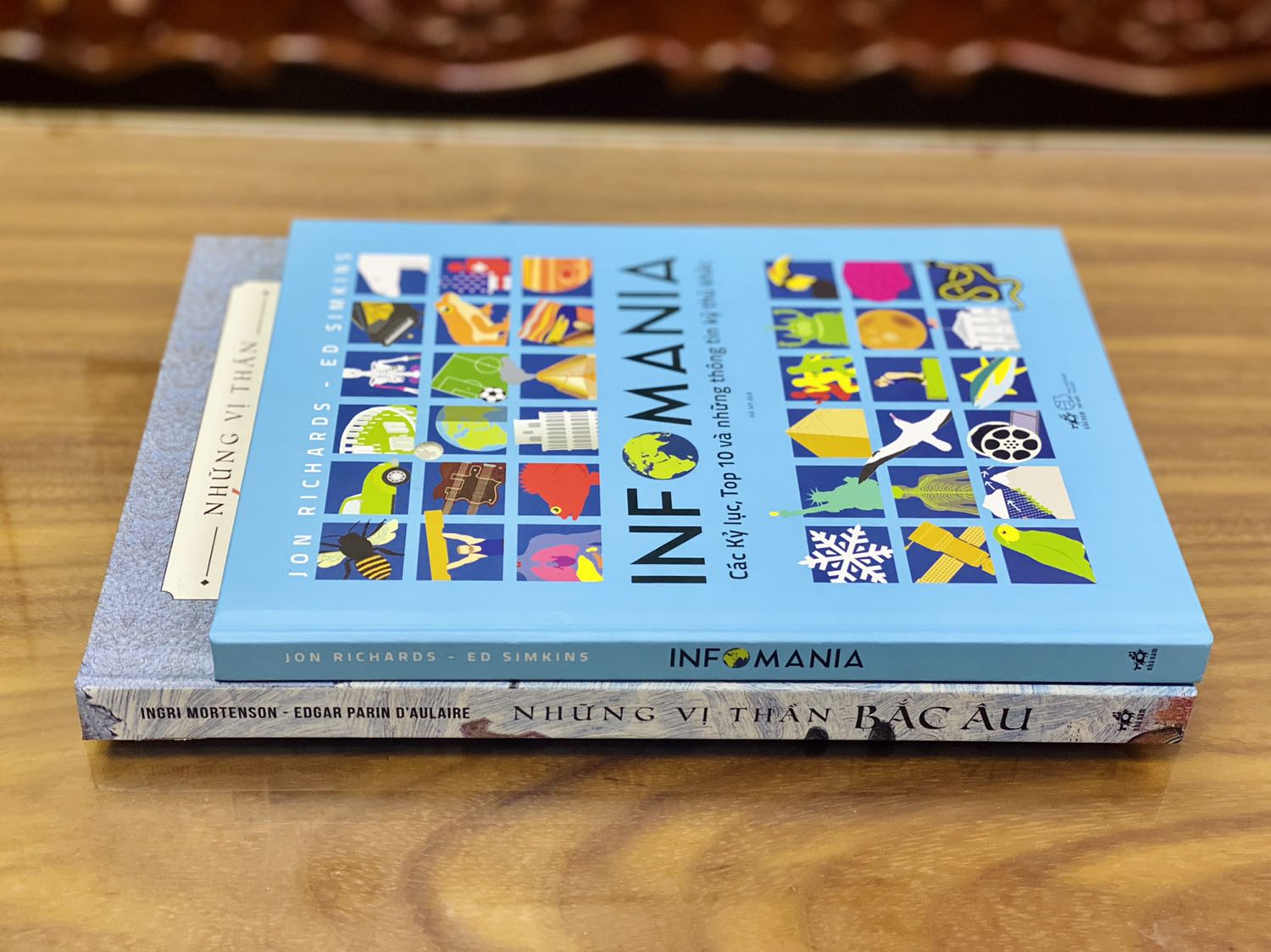 + Tiki giao hàng nhanh chóng, đặt 1-2 ngày đã nhận được hàng. 
+ Đơn 2 quyển mình mua đều có bìa cứng, khổ to, in màu toàn bộ; chất lượng giấy tốt, dày dặn. Ảnh minh họa đẹp, màu sắc hài hoà, sinh động. Giá 2 quyển đều giảm khá nhiều. 
- Điểm trừ duy nhất là đóng gói vẫn còn lỏng lẻo, sách không được bọc màng co nên bên ngoài bám bụi và bị dơ vài chỗ.