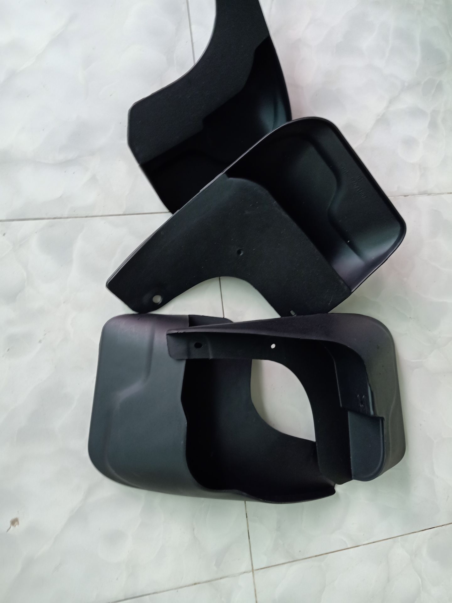 thiếu ốc vít làm sao mà lắp vào đây, bó tay  luôn