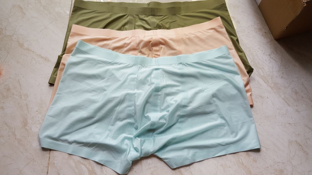 Giao hàng nhanh. Đóng gói sản phẩm tốt, che tên rất tinh tế.
Quần vải đẹp, mỏng và dai. Size L lưng 37cm chưa kéo dãn. Các bạn đùi to cần lấy lên 1 size.