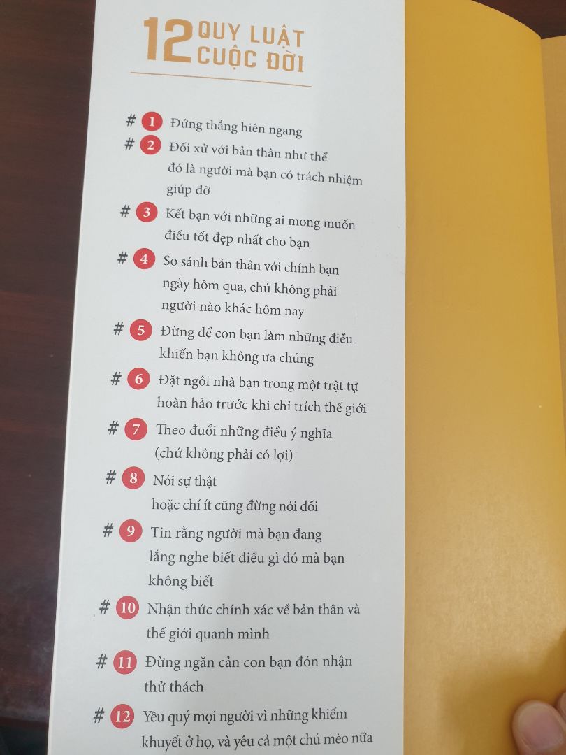 12 quy luật cuộc đời, tuy không mang tính bao chùm đại diện cho nhóm những quy luật quan trọng nhất cuộc sống nhưng cũng khá ý nghĩa khi người đọc nghiền ngẫm và thực hiện tốt nó. Tác giả có kiến thức sâu rộng về các vấn đề xã hội, nhìn nhận, phân tích nó dưới góc nhìn tư duy triết học sâu sắc, trong đó cũng trích dẫn, bàn luận thêm những nguyên lý nổi tiếng khác. 12 Quy luật dạy cho người ta sống ngay thẳng, trách nhiệm, tôn trọng bản thân, giáo dục con cái. Sách trình bày hình thức đẹp, khổ rộng, hơi dày chút, người đọc cần kiên trì mới đọc hết một mạch cuốn sách trong vòng 1 tuần được.