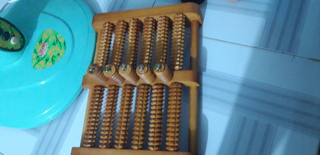 Lăn chân thoải mái lắm. Mấy cái gai lăn ko gây tê hay đau chân. Sản phẩm dễ lắp ráp. Cầm chắc tay, ko quá nặng. Tiếng kêu lúc lăn chân ko quá lớn, ko làm ảnh hưởng đến mn xung quanh