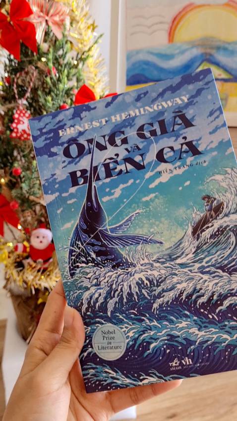 [Ông già và biển cả]
Một tác phẩm văn học kinh điển về một hành trình tìm kiếm thành tựu của bản thân, một chuyến đi gian nan, vất vả, cô đơn và thử thách. Một ông lão đáng mến và giàu tình cảm, chỉ vài lời độc thoại bình dị đã giúp người đọc bừng tỉnh về cuộc đời: bọn cá không được tinh ranh như chúng ta những kẻ sát hại chúng, dù cho chúng cao quý hơn và cũng giỏi giang hơn.
Một hành trình ngụp lặn tìm kiếm, chiến đấu, giành giật và bảo vệ con cá của mình đầy cam go đến kiệt sức. Và kết quả là thân xác đau đớn đến tàn tạ mà chỉ giữ lại được bộ xương cá mà thôi. Cái kết thắt ruột thắt gan nhưng cũng có chút nhẹ nhõm, thở hắt ra và chậc lưỡi: ừ, nỗi đau cũng quý giá.
#onggiavabienca